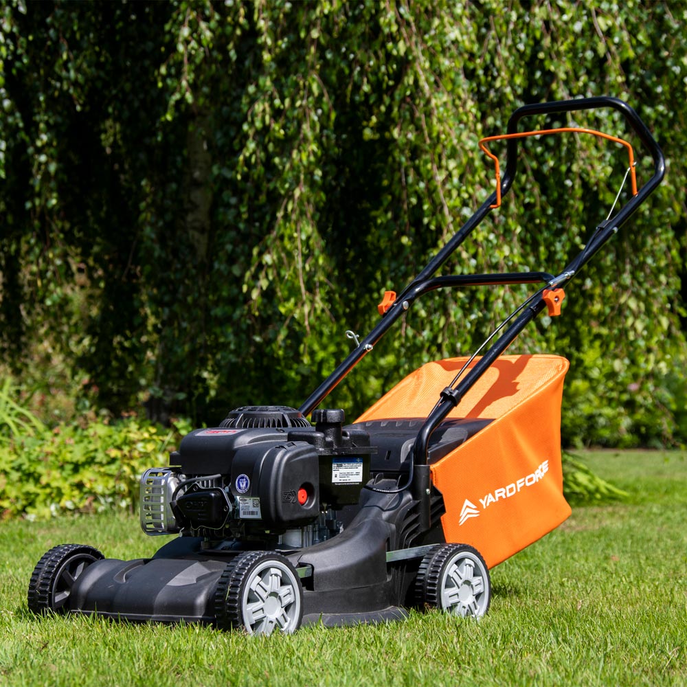 Yard Force GM B40 40cm Hand Push Petrol Mower Image 2