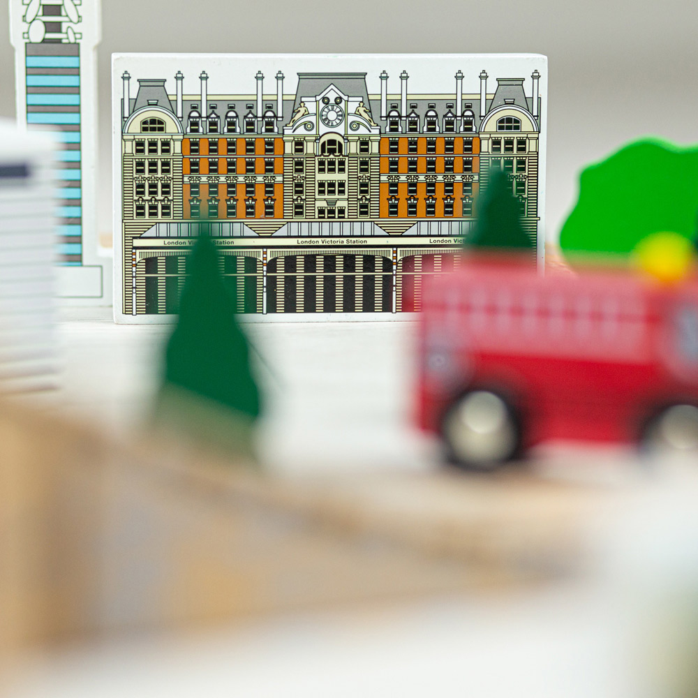 Tidlo City of London Train Set Image 5