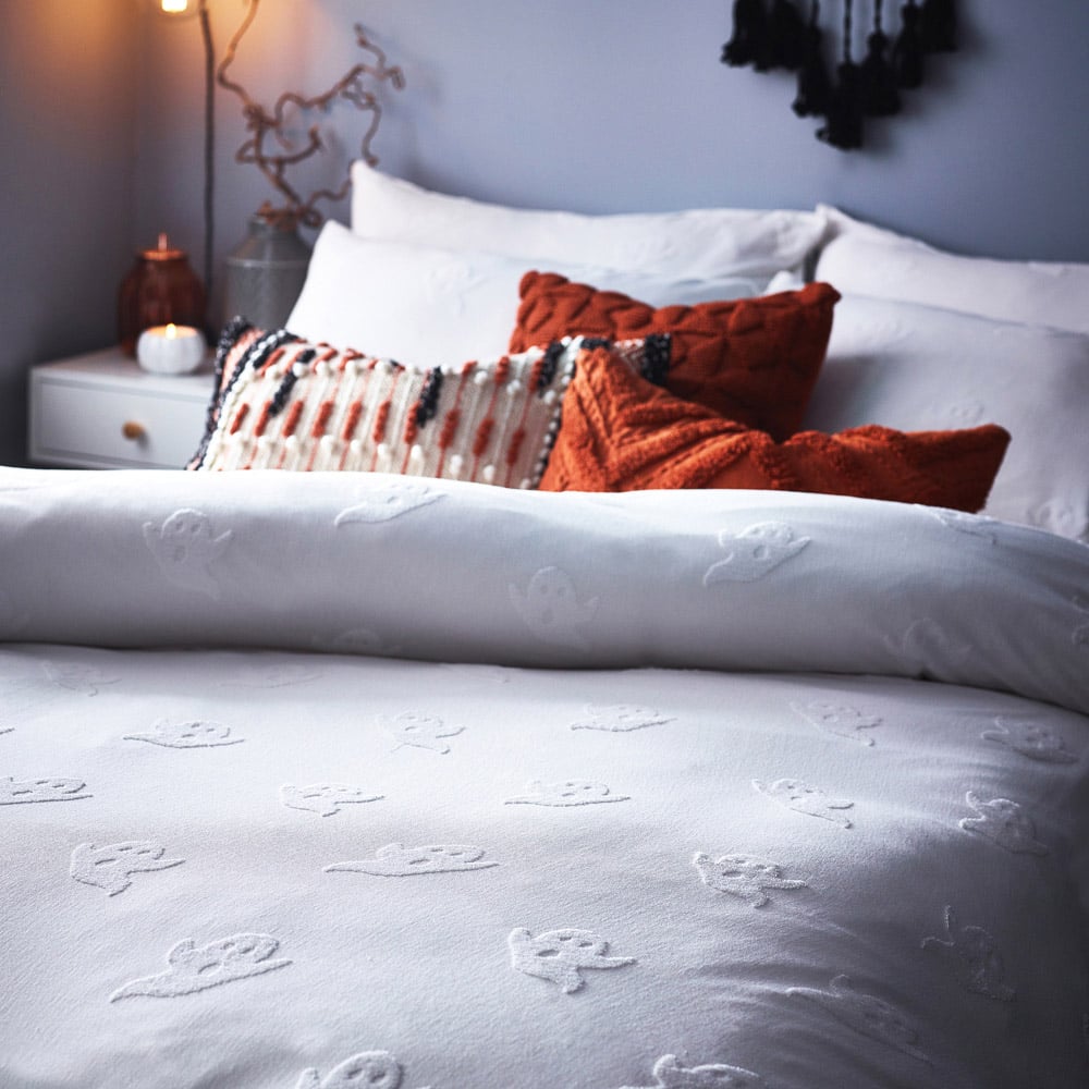 furn. Ghost Tufted King Size White Duvet Set Image 3