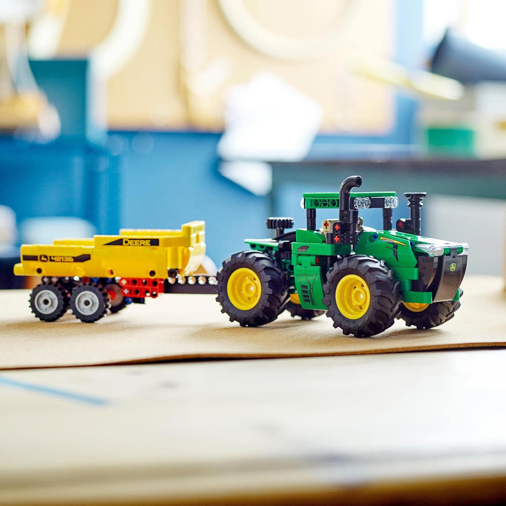 Lego Technic 42136 John Deere 9620R 4WD Set Image 4