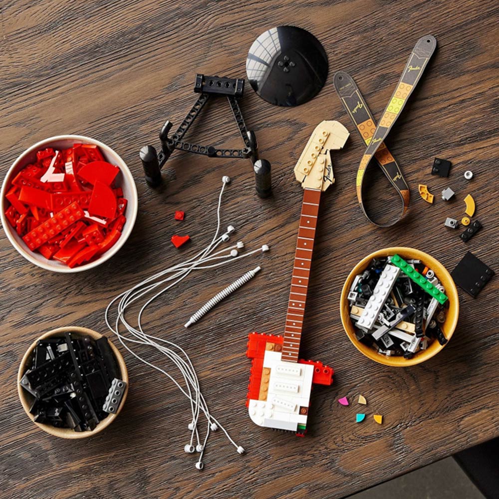 LEGO 21329 Ideas Fender Stratocaster Image 8