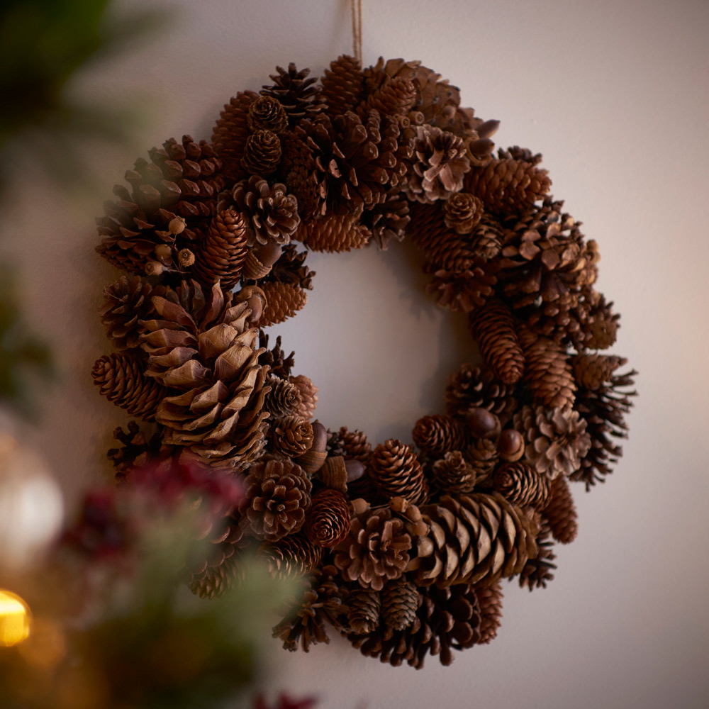 Wilko 40cm Christmas Wreath with Natural Cones Image 6