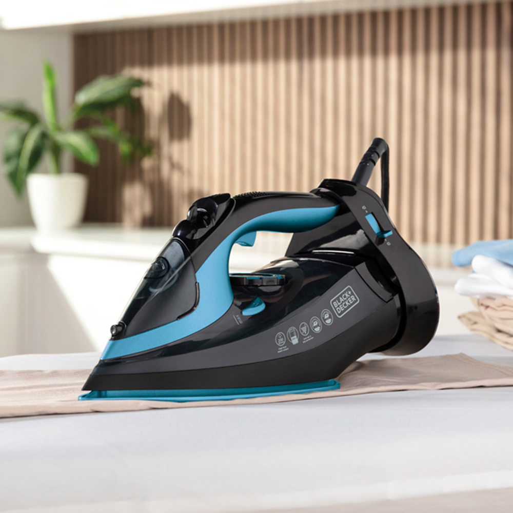 Black + Decker 2600W Cordless Steam Iron Image 6