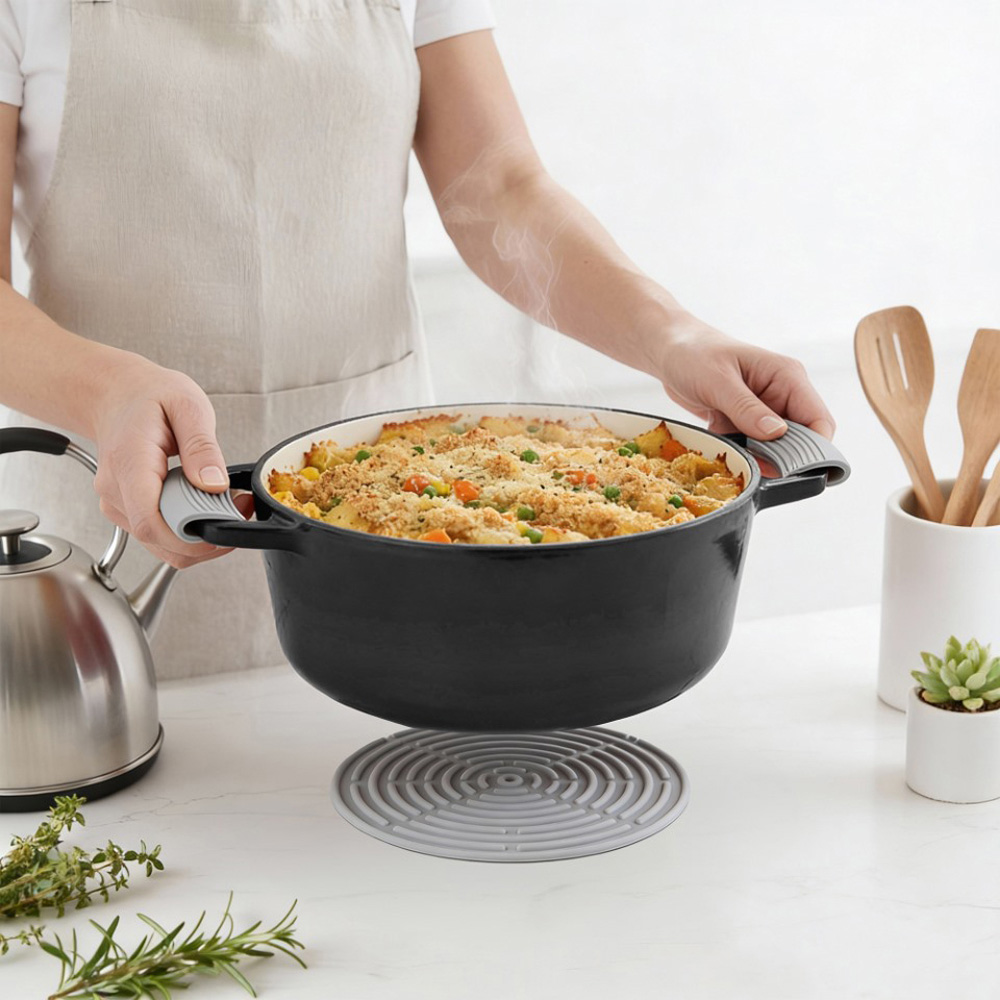 Argon Tableware 4.5L Matt Black Cast Iron Casserole Dish with Self-Basting Lid Image 2