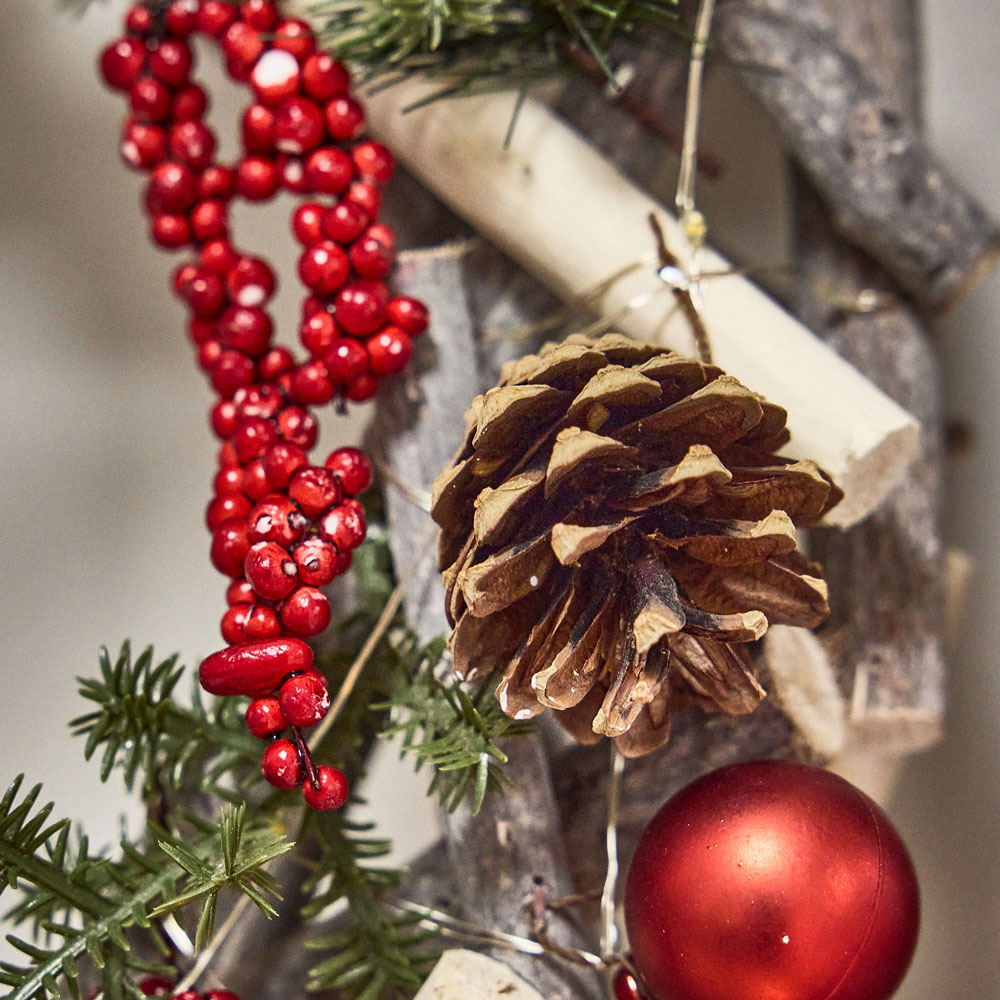 Dibor Woodland Pre-Lit Christmas Wreath with Berries 30cm Image 3