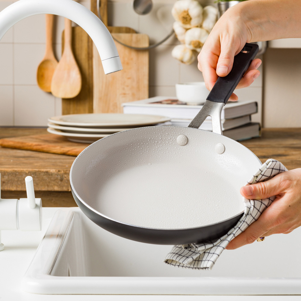 KitchenAid 28cm Matte Black Coloured Aluminium Frypan Image 6