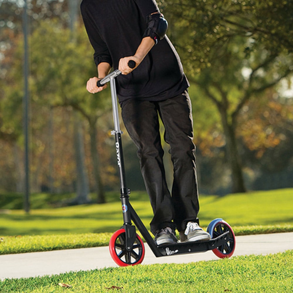 Razor Carbon Lux Kick Scooter Black Image 2