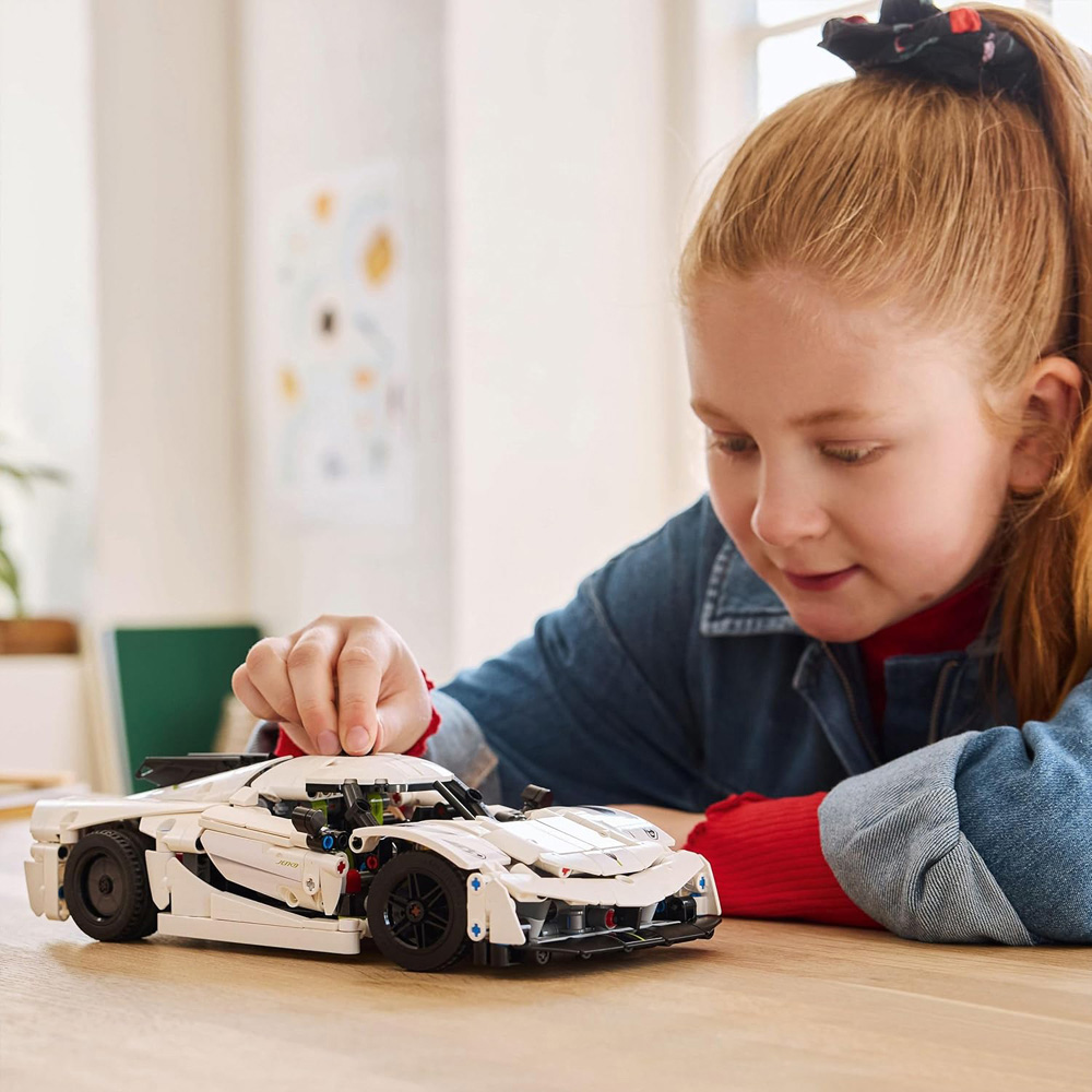 Lego Technic 42184 Koenigsegg Jesko Absolut White Hypercar Set Image 4