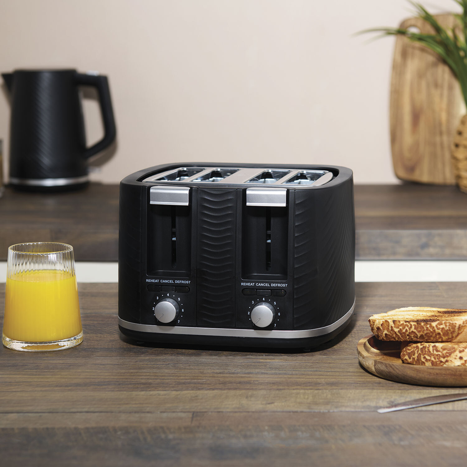 Revolve 4 Slot Toaster Black Image 9