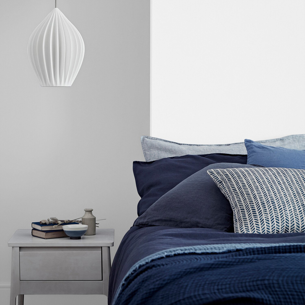 Crown Easyclean Pure Brilliant White Matt Emulsion Multisurface Paint 2.5L Image 4