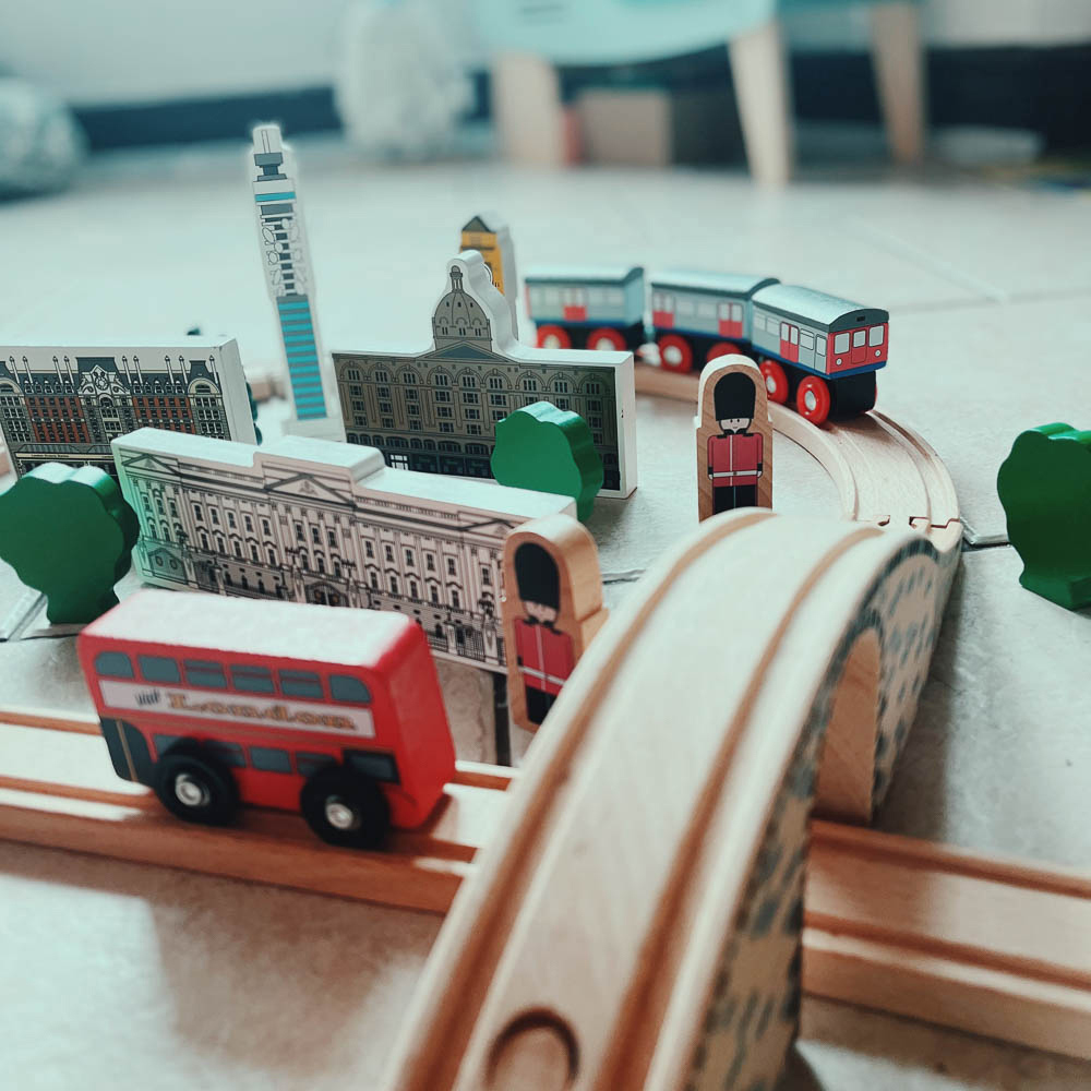 Tidlo City of London Train Set Image 6