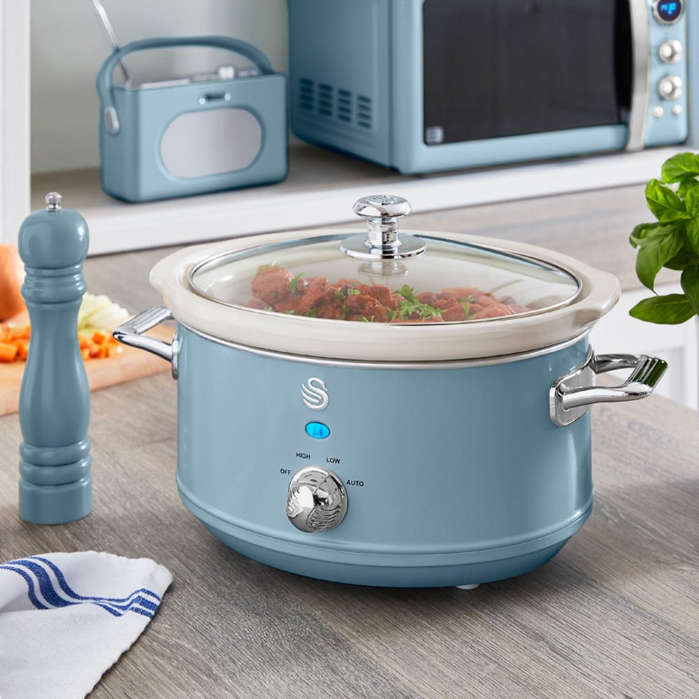 Swan Retro Blue 3.5L Slow Cooker Image 2