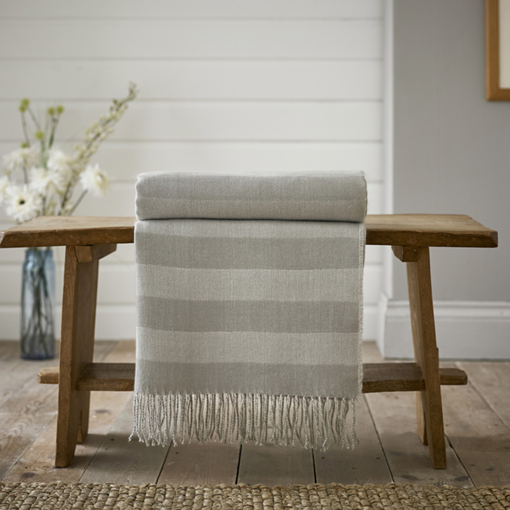 The Lyndon Company Elgin Cream and Grey Plush Fleece Throw 130 x 160cm Image 2