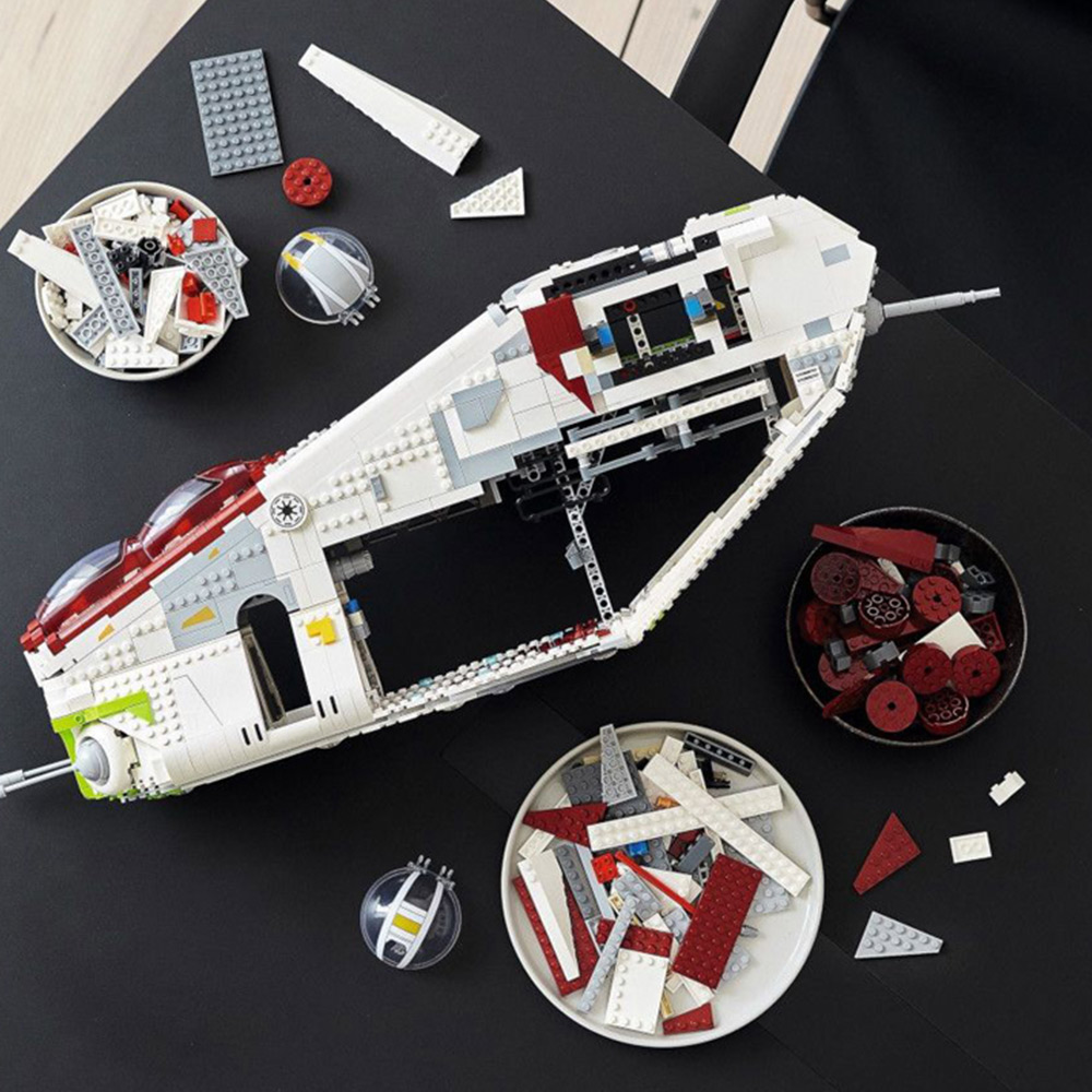 LEGO 75309 Star Wars Republic Gunship Image 5