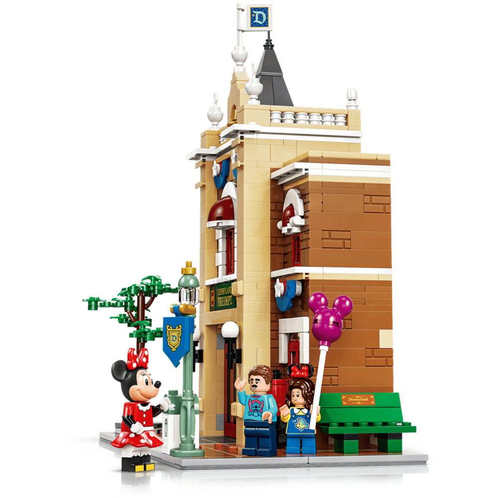 LEGO Disney 43302 Main Street U.S.A. Set 3899 Piece Image 7
