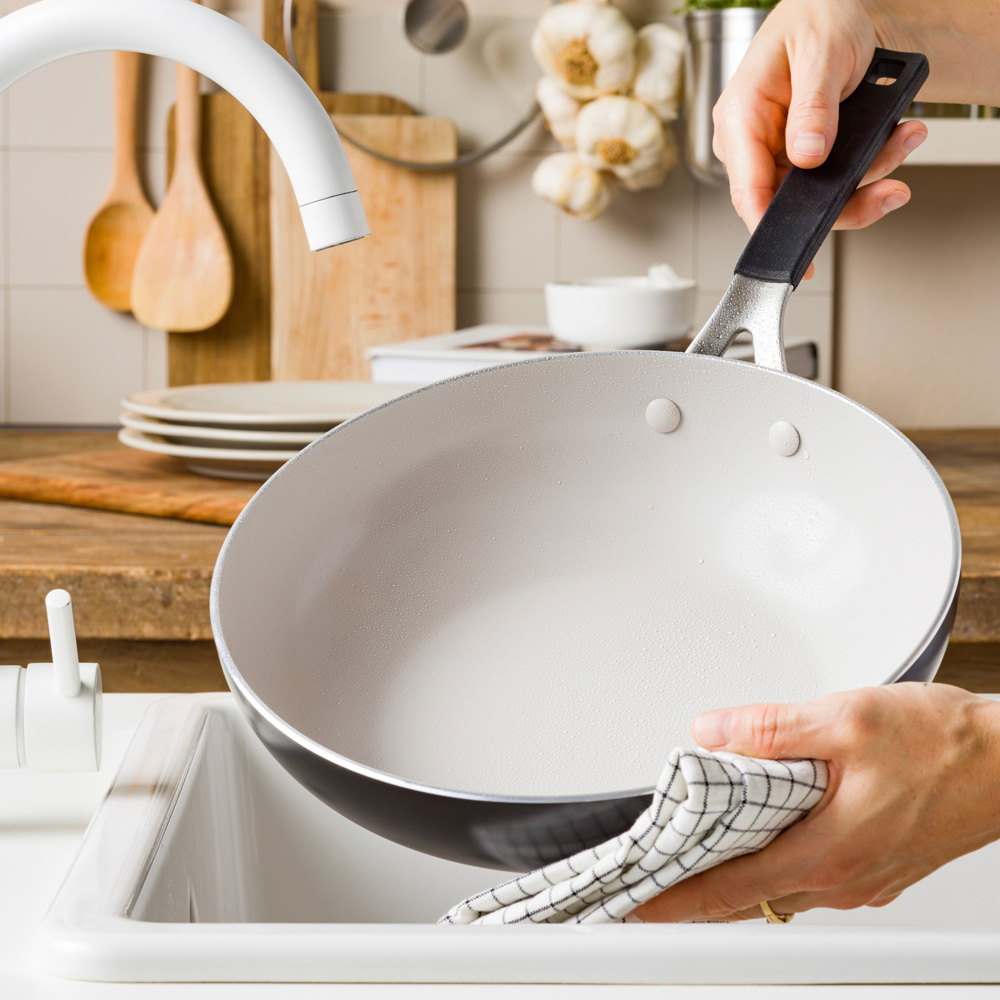KitchenAid 28cm Matte Black Coloured Aluminium Wok Image 6
