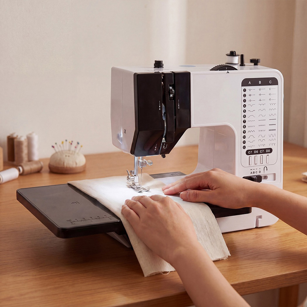 Spector EL1001-WH-UK White Mini Portable Electric Pedal Sewing Machine 9W Image 2