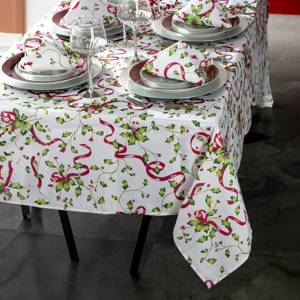 Waterside Holly 9 Piece Tablecloth Set Image 2