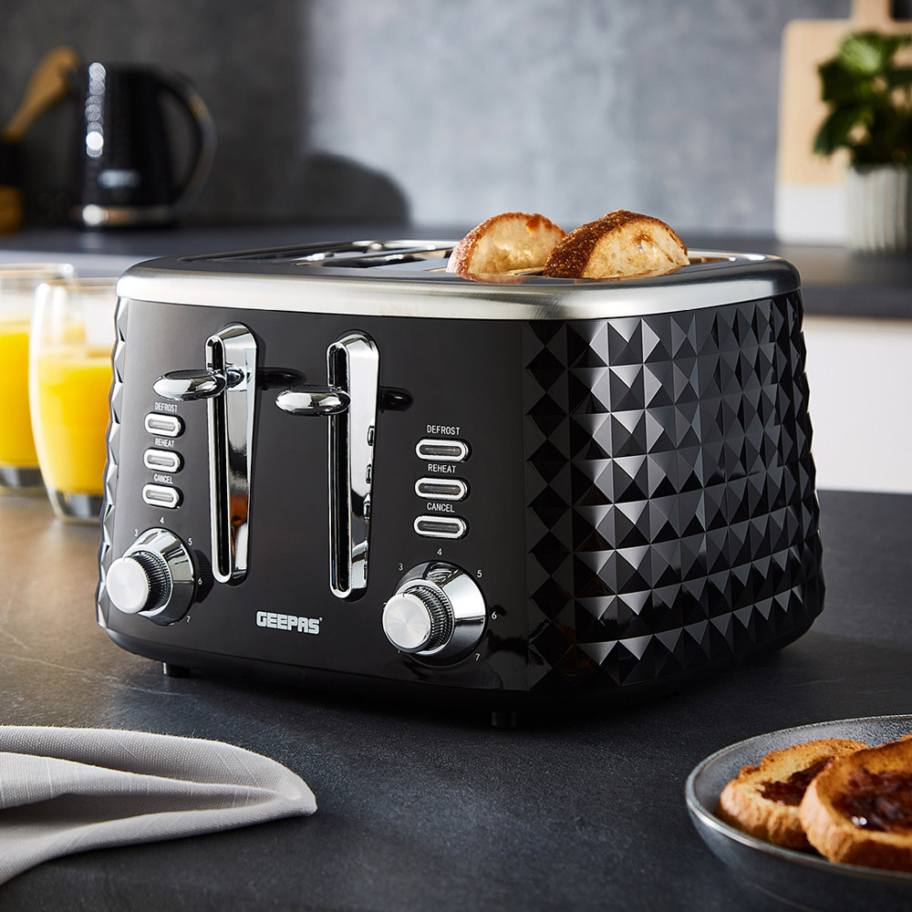 Geepas GBT36552UK-BK Black Argyle 4 Slice Toaster 1750W Image 2