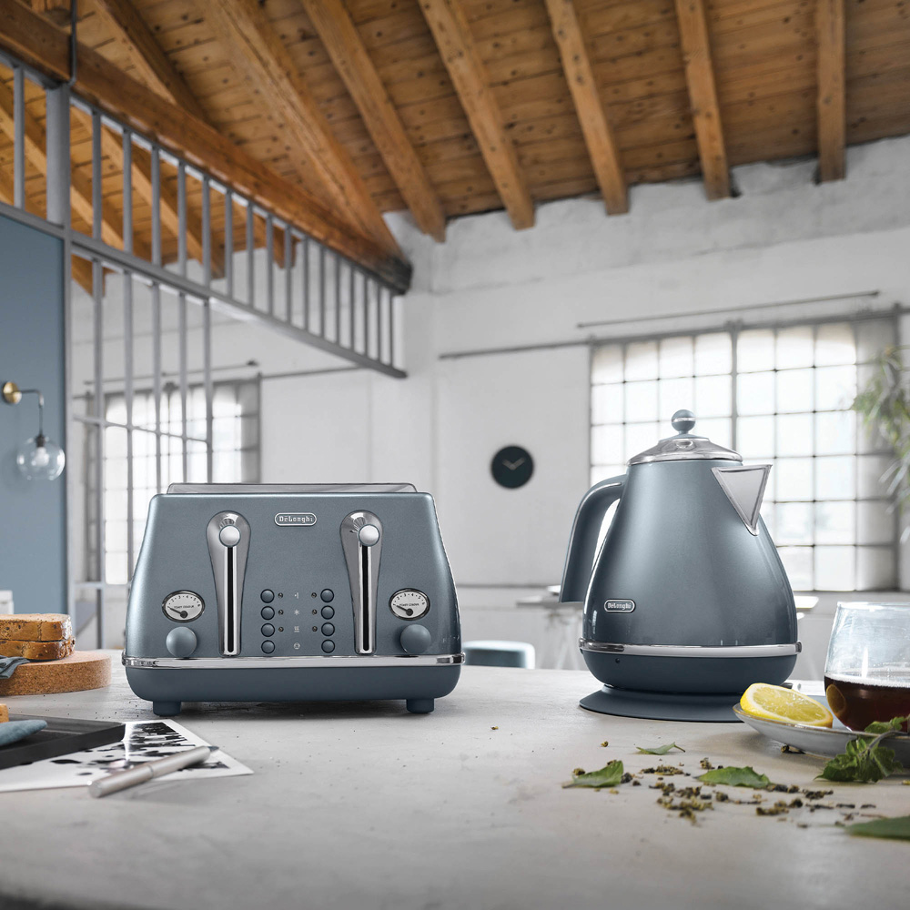 De'Longhi DL4305 Ice Blue Icona Metallics 1.7L Electric Kettle Image 7