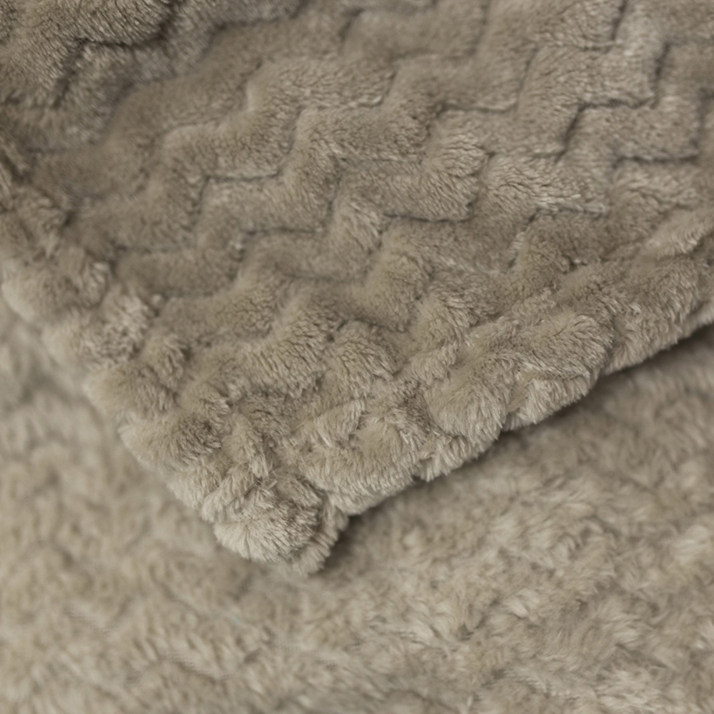 Velosso Latte Moda Plush Throw 150 x 200cm Image 3