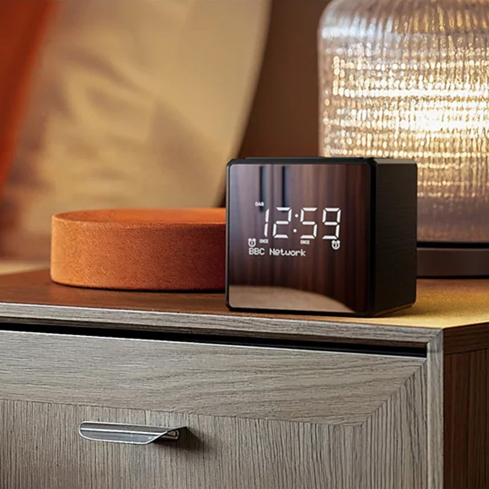 Philips TAR4600 Dual Alarm DAB/FM Clock Charging Port Radio Image 2