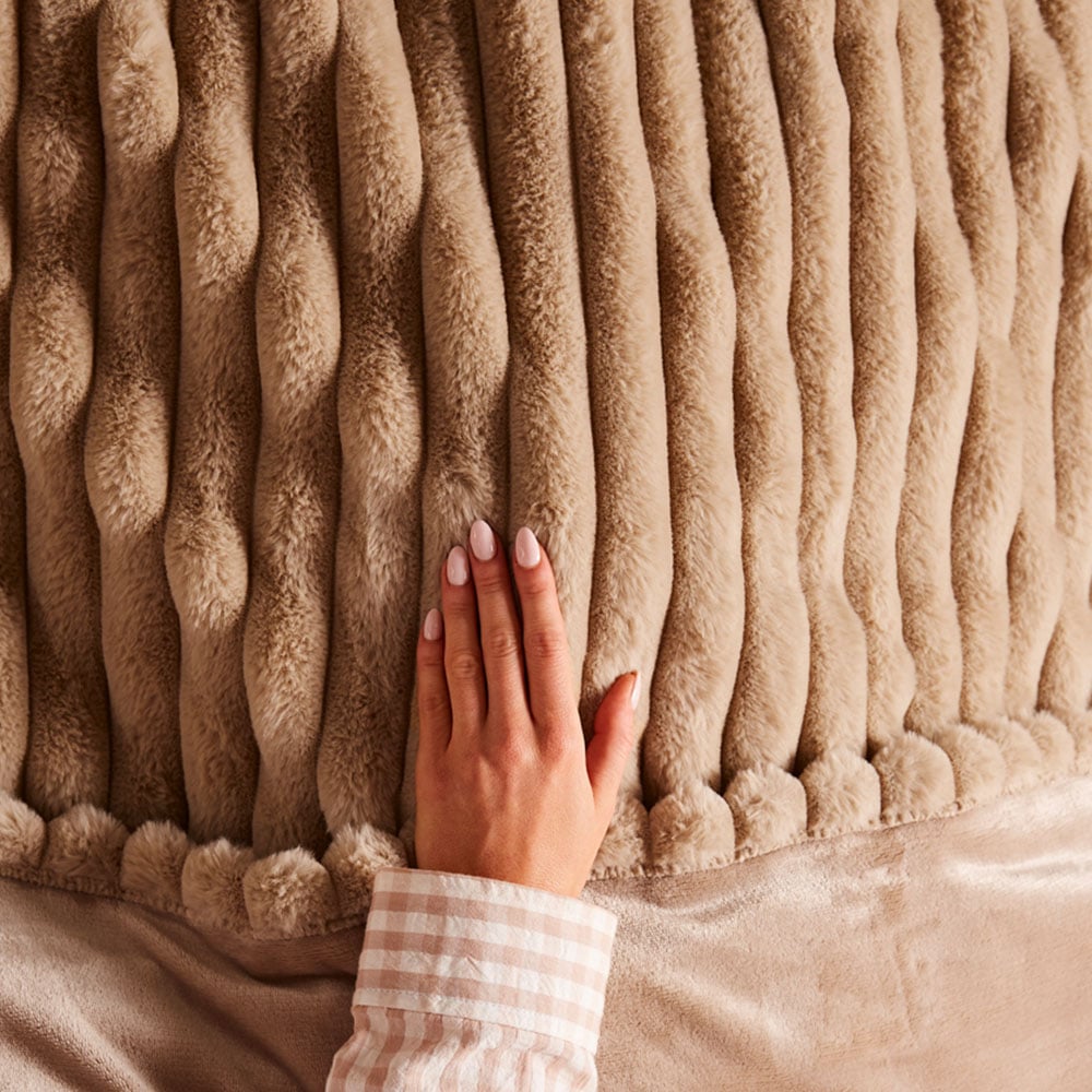 Morphy Richards Mocca Flannel Fleece and Striped Faux Fur Heated Electric Throw 160 x 130cm Image 4
