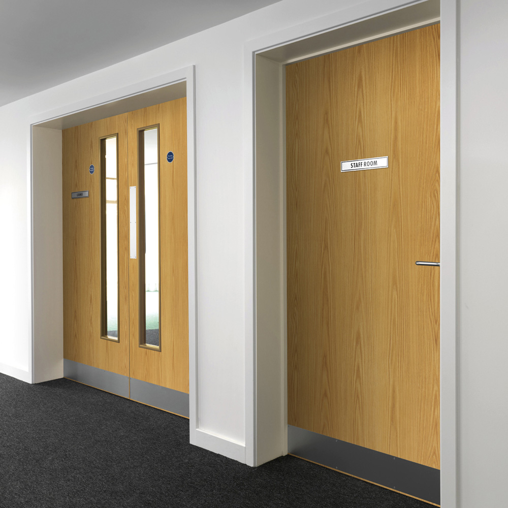 JB Kind Flush Oak Veneered Flush Internal Fire Door 1981 x 610mm Image 2