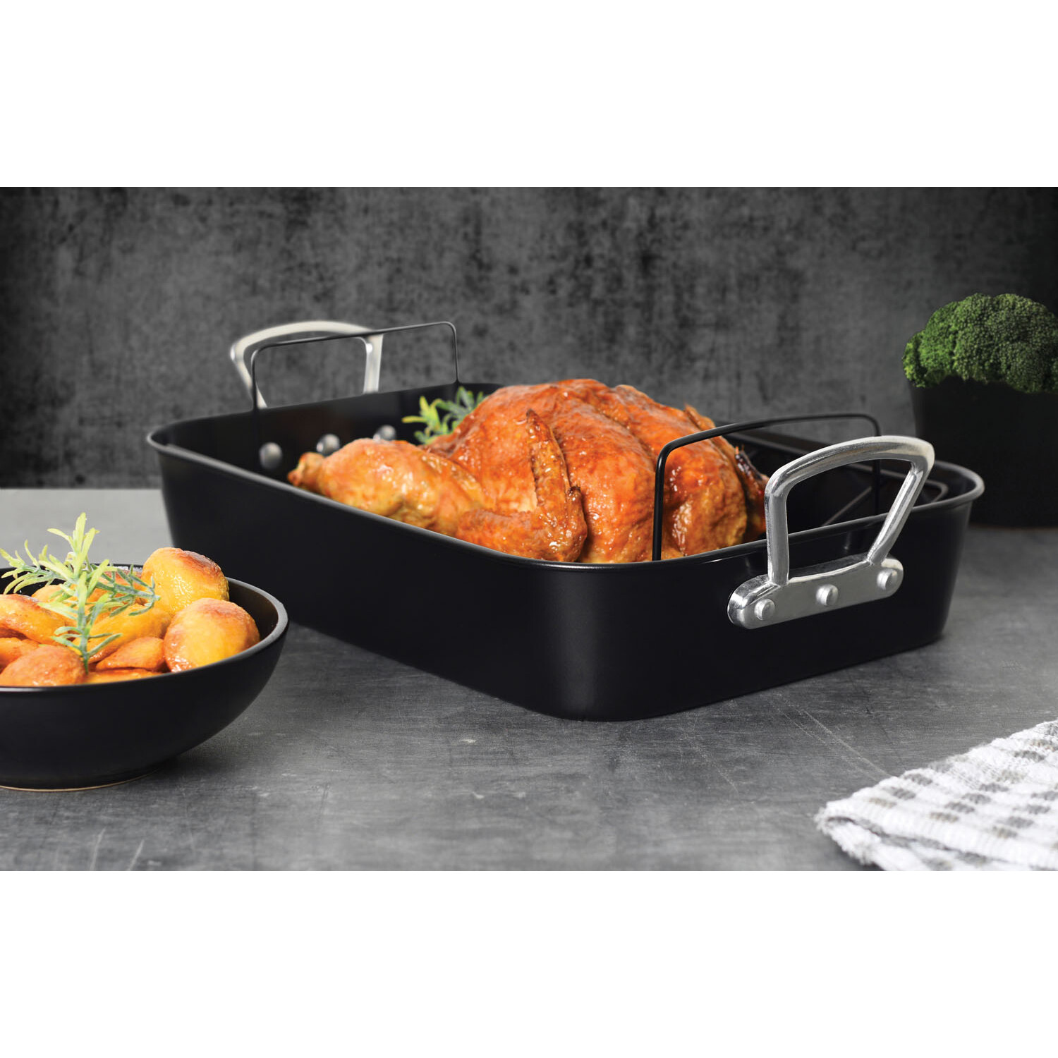 Kitchen Master Black Premium Roaster 15 inch Image 2