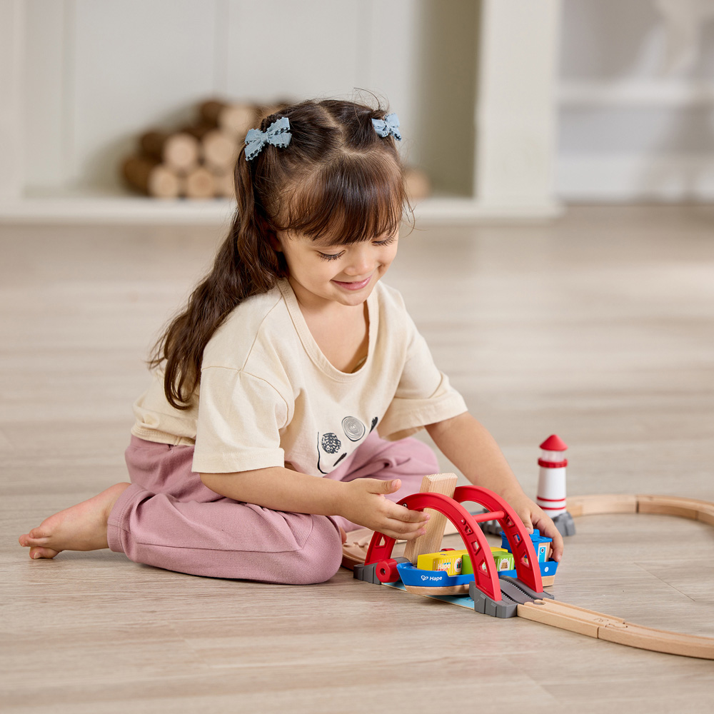 Hape Sea and Rail Cargo Transportation Play Set Image 8