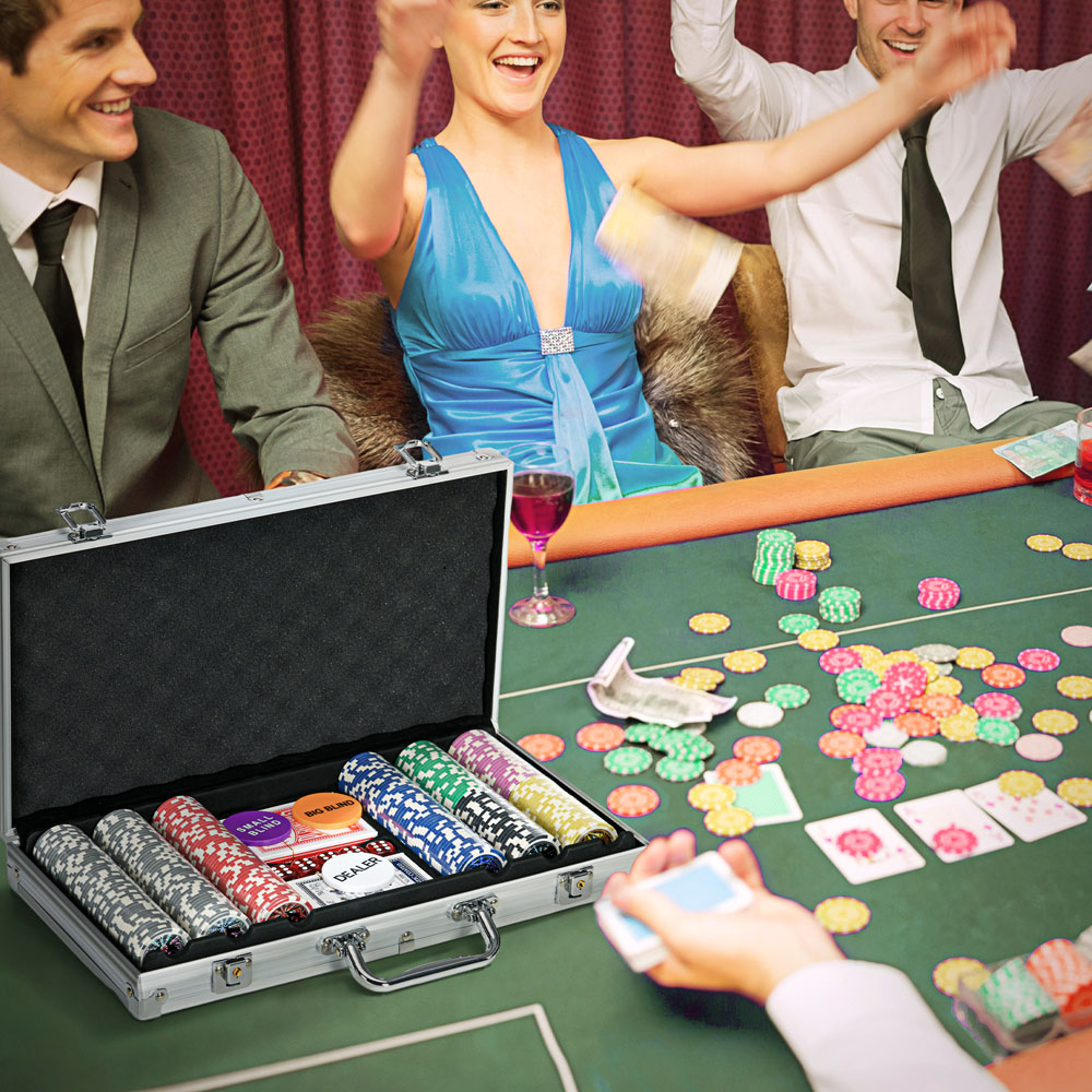SPORTNOW 300 Piece Poker Chips Set with Mat Aluminium Case and 2 Decks of Cards Image 2