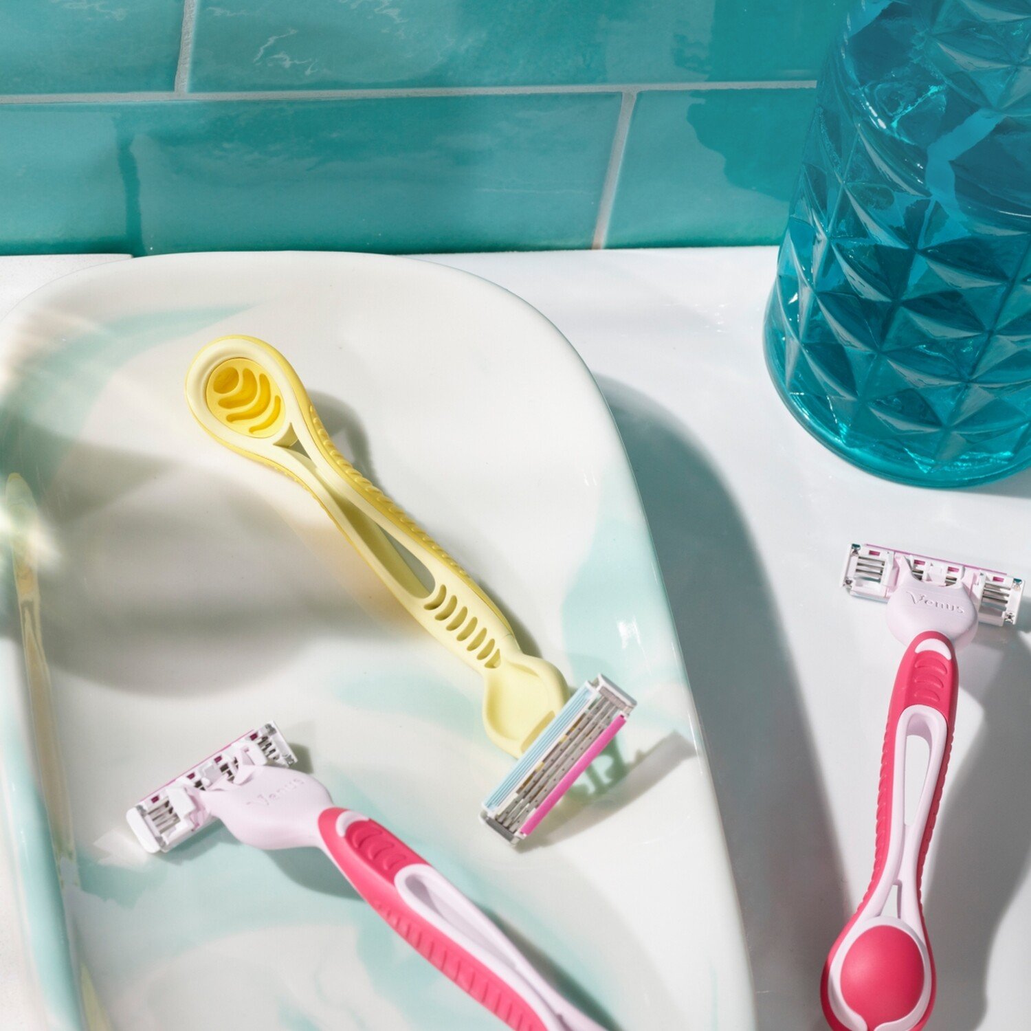 Pack of 4 Venus Simply 3 Dragonfruit Disposable Razors Image 4