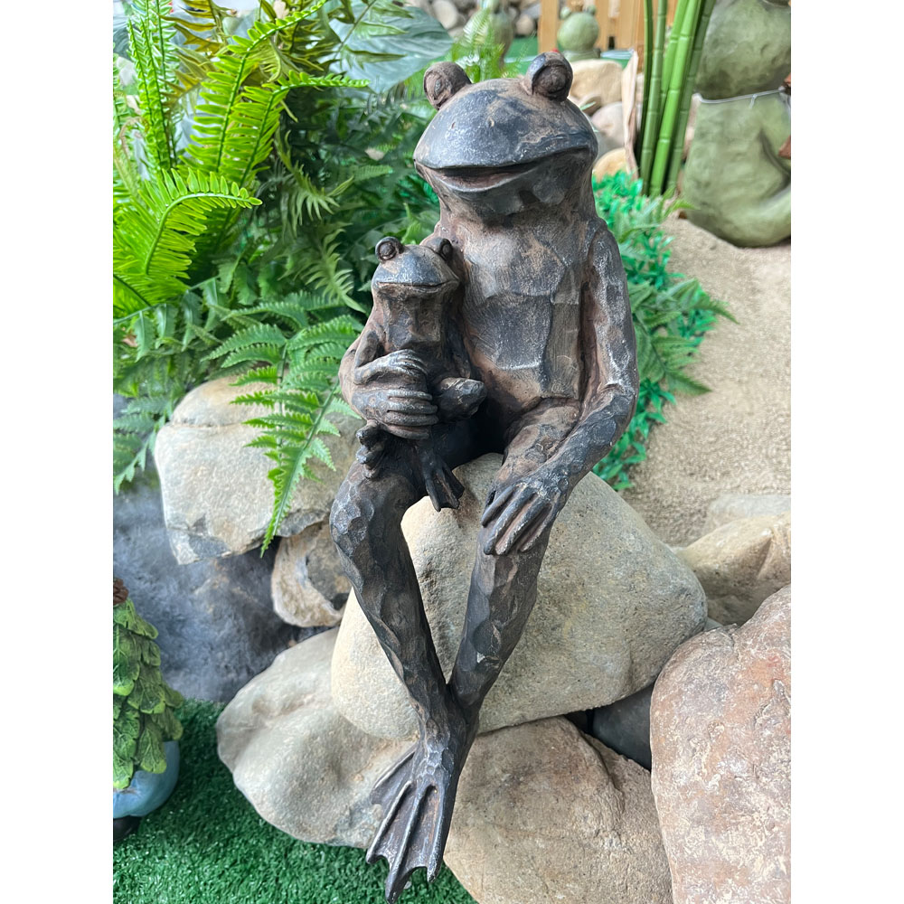 Avilo Pond Sitting Frog Statue Image 9