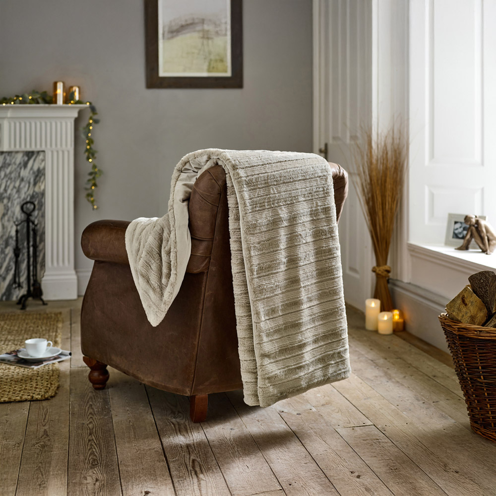 TLC Chatsworth Faux Fur Fawn Throw 130 x 170cm Image 4