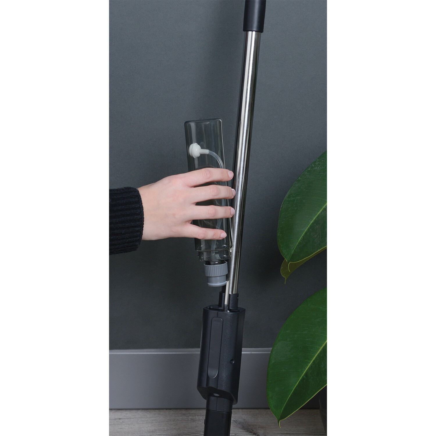 Spray Window Squeegee - Black Image 5