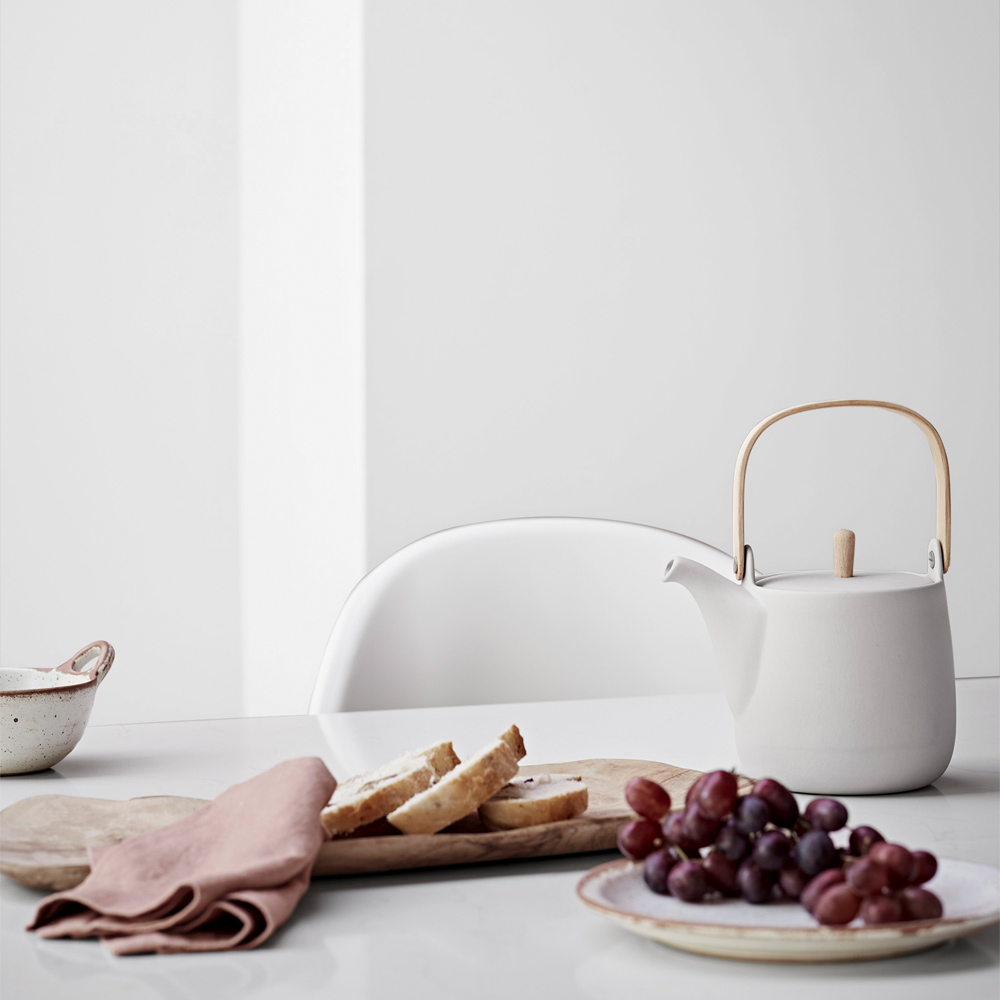 Crown Breatheasy Walls & Ceilings Pure Brilliant White Premium Matt Emulsion Paint 5L Image 5