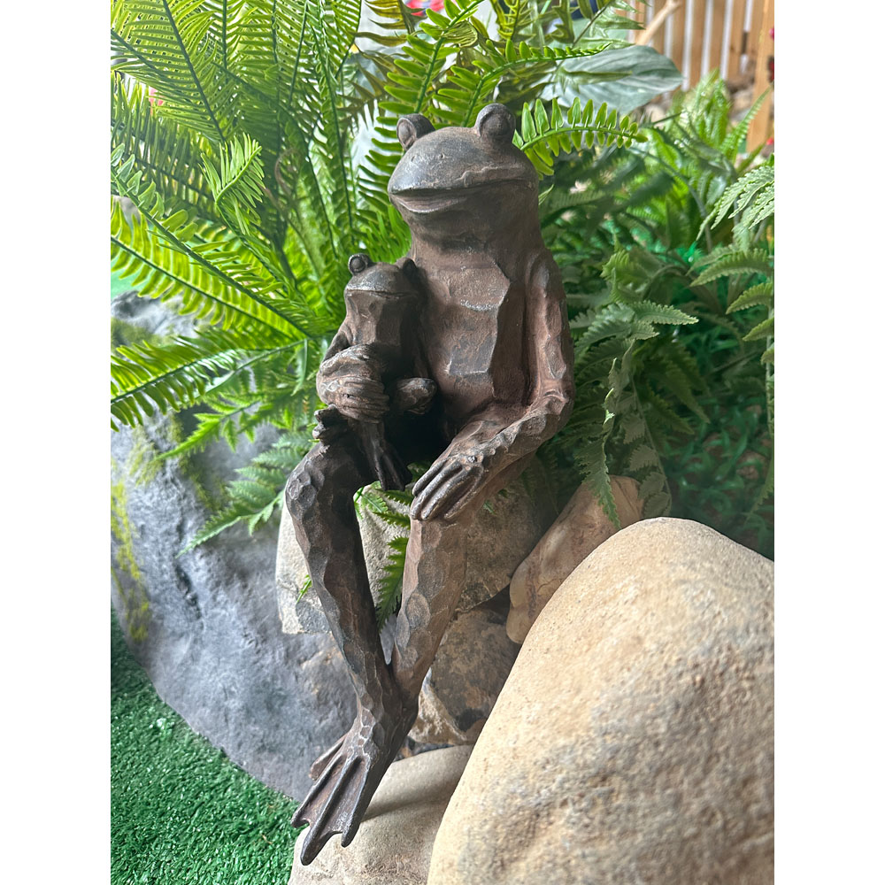 Avilo Pond Sitting Frog Statue Image 8
