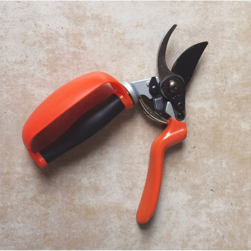 Avilo Carbon Steel Blades Ergonomic Pruner with Non-Slip Handles and Safety Lock  Image 5