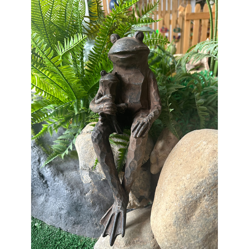 Avilo Pond Sitting Frog Statue Image 6