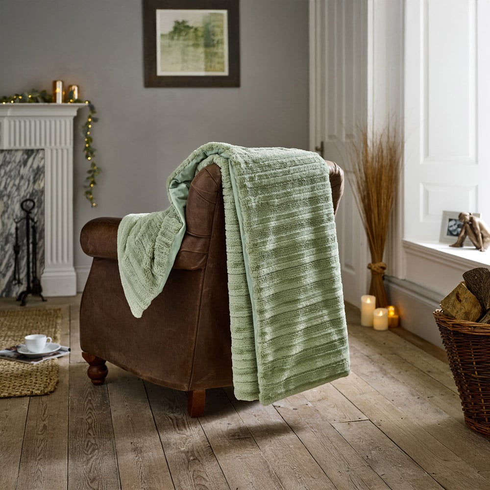 TLC Chatsworth Faux Fur Green Throw 130 x 170cm Image 4