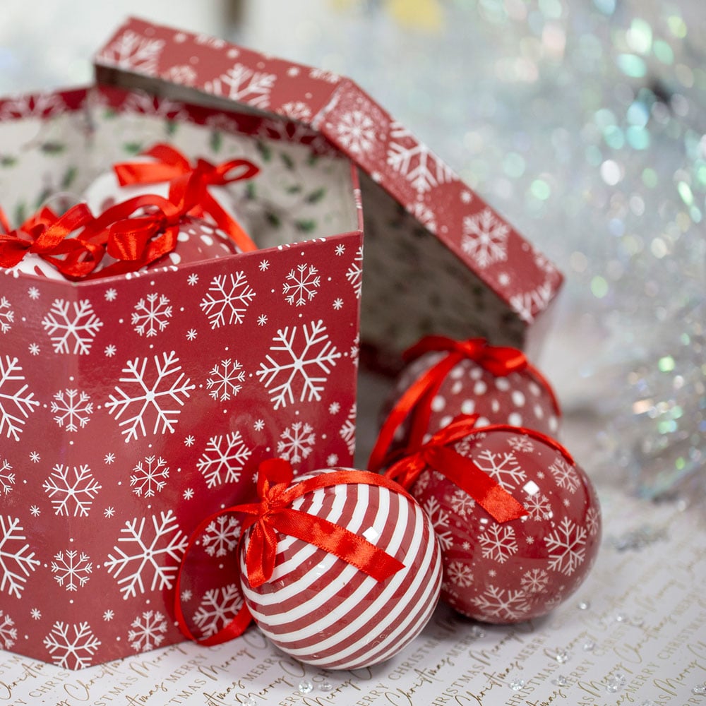 The Christmas Workshop Red and White Snowflake Bauble 14 Pack Image 5