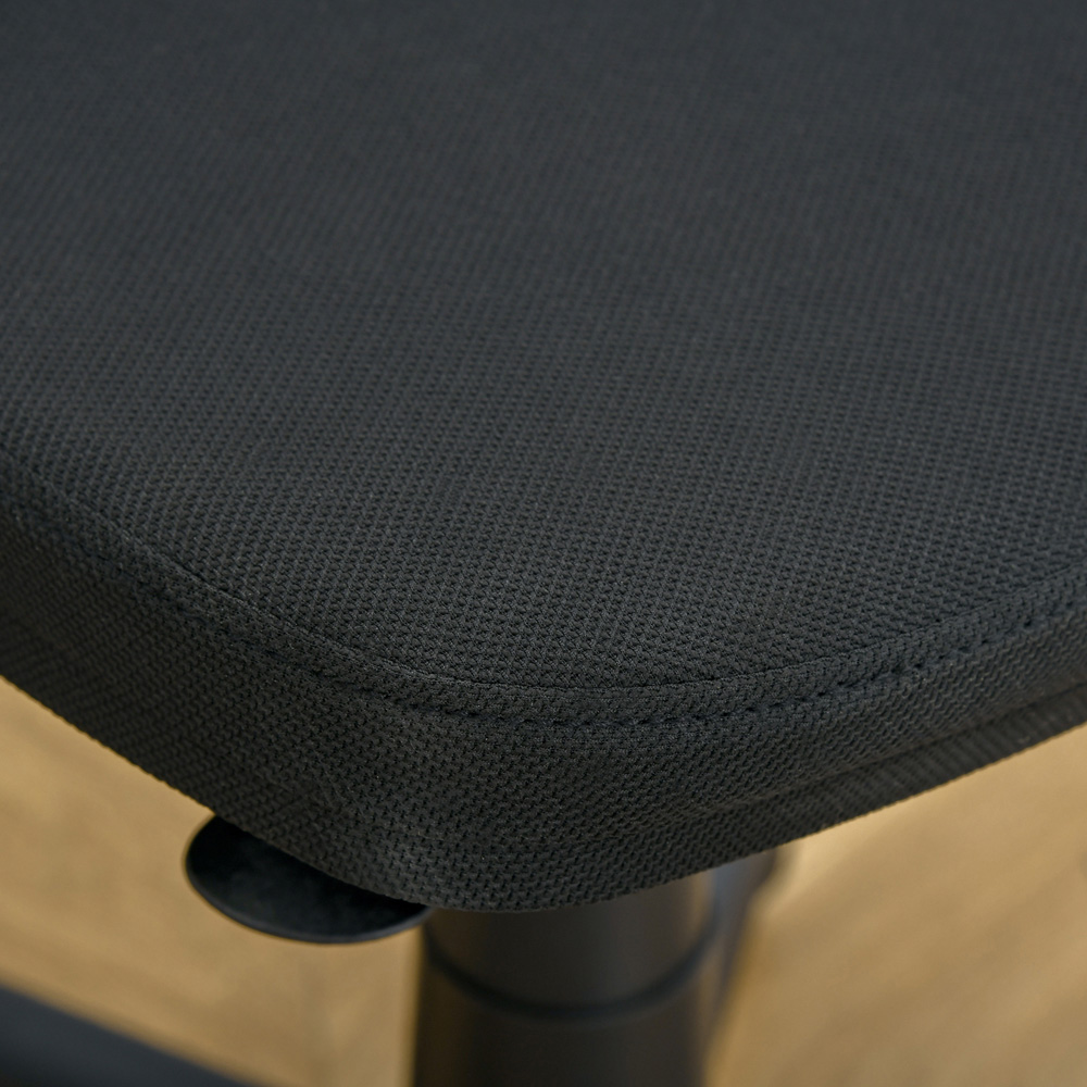 Vinsetto Black Ergonomic Swivel Mesh Office Chair Image 3