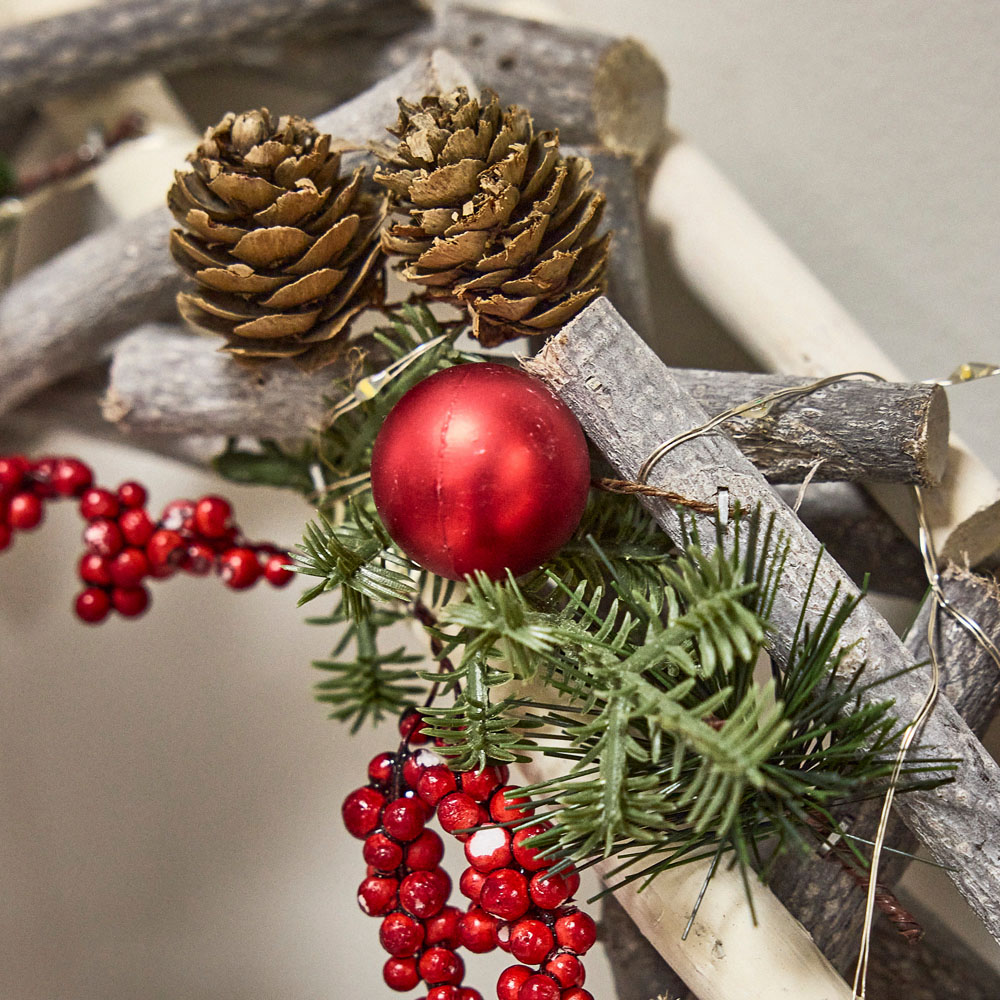 Dibor Woodland Pre-Lit Christmas Wreath with Berries 30cm Image 5