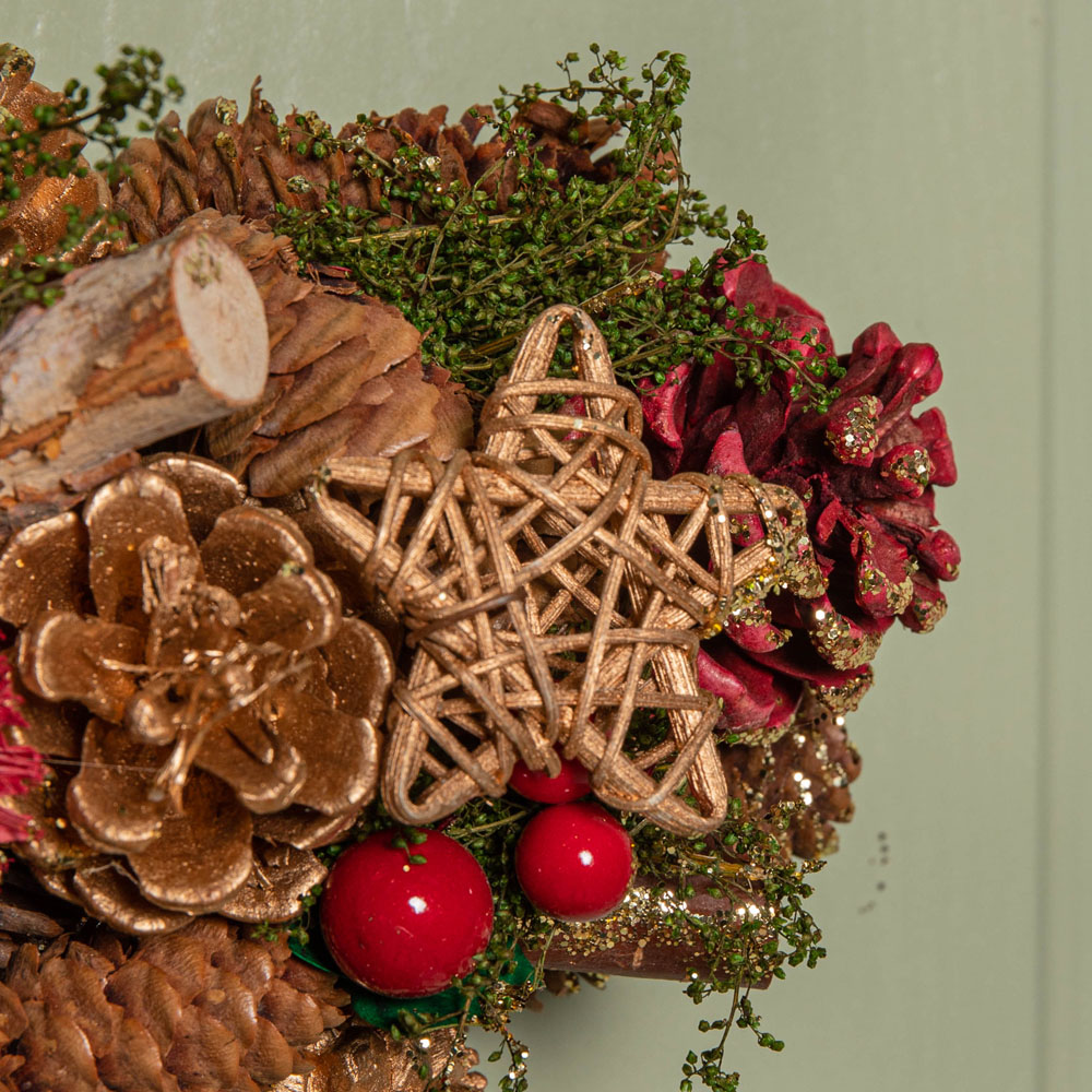 Samuel Alexander Red Star Wreath with Berries and Pinecones 35cm Image 6