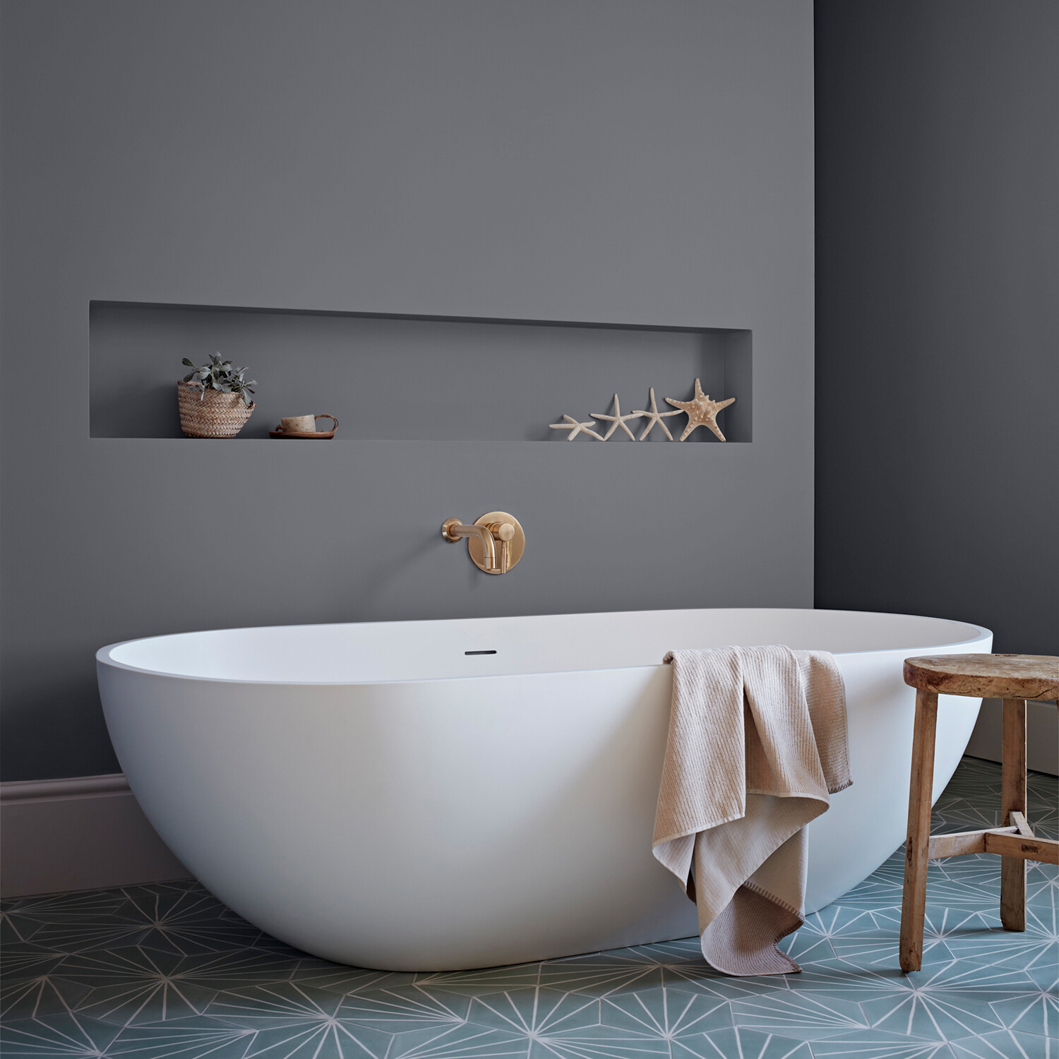 Crown Easyclean Bathroom Paint - Tin Bath Image 2