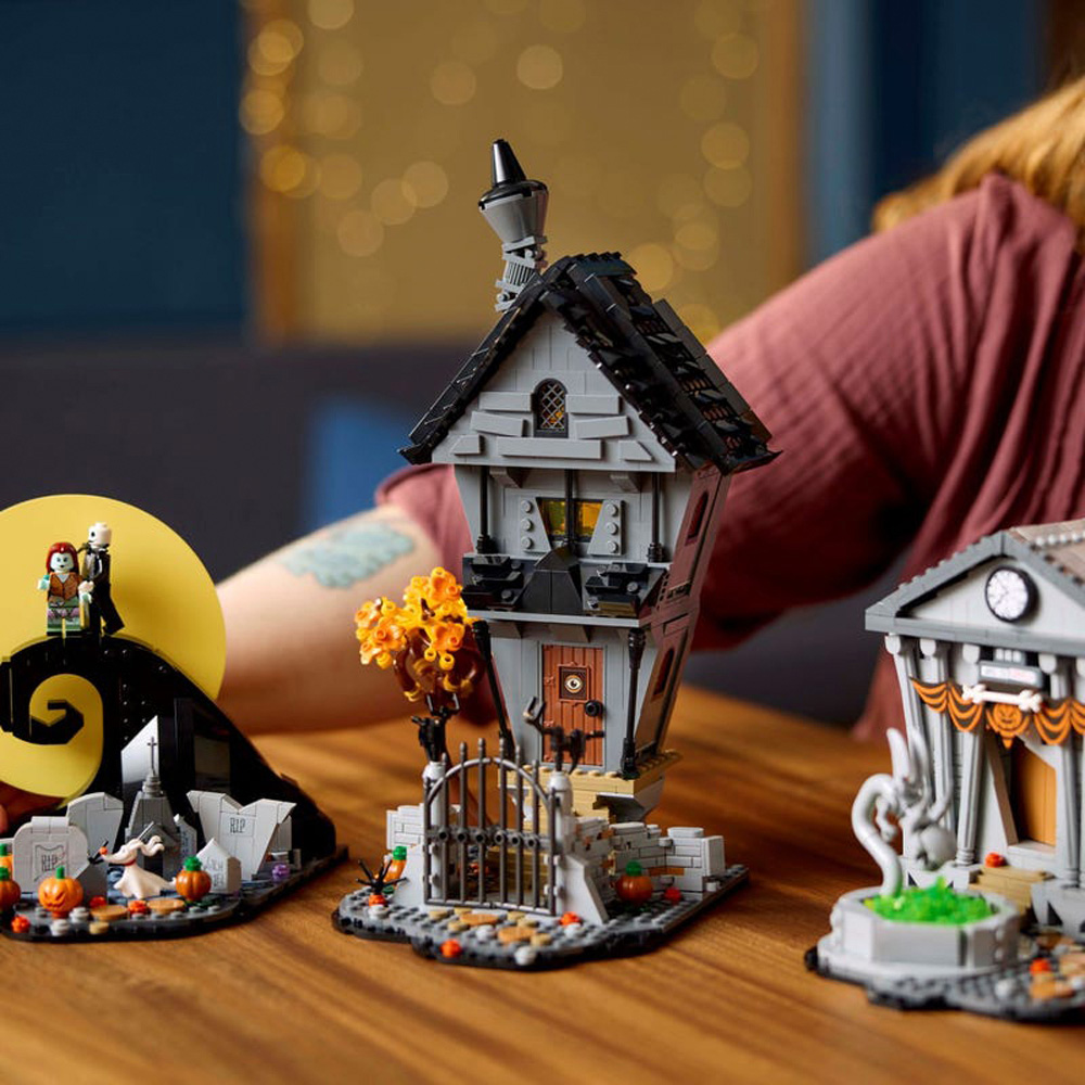LEGO Ideas 21351 Tim Burton's The Nightmare Before Christmas Image 2