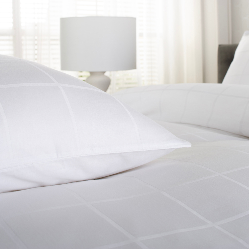 The Lyndon Company Westbury King Size Jacquard 200 Thread Count Duvet Set Image 2
