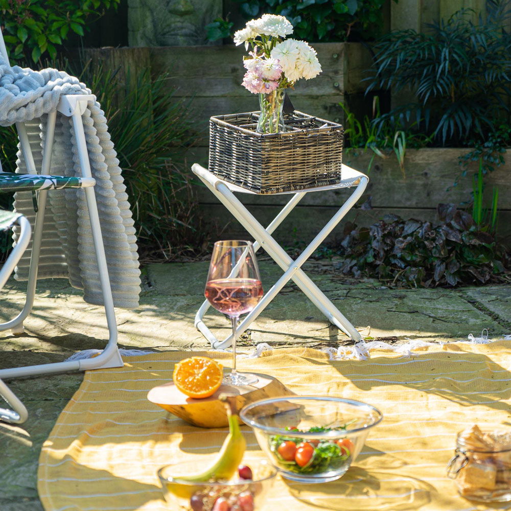 Harbour Housewares 4 Piece Banana Leaf Camping Stool and Folding Sun Lounger Beach Furniture Set Image 4