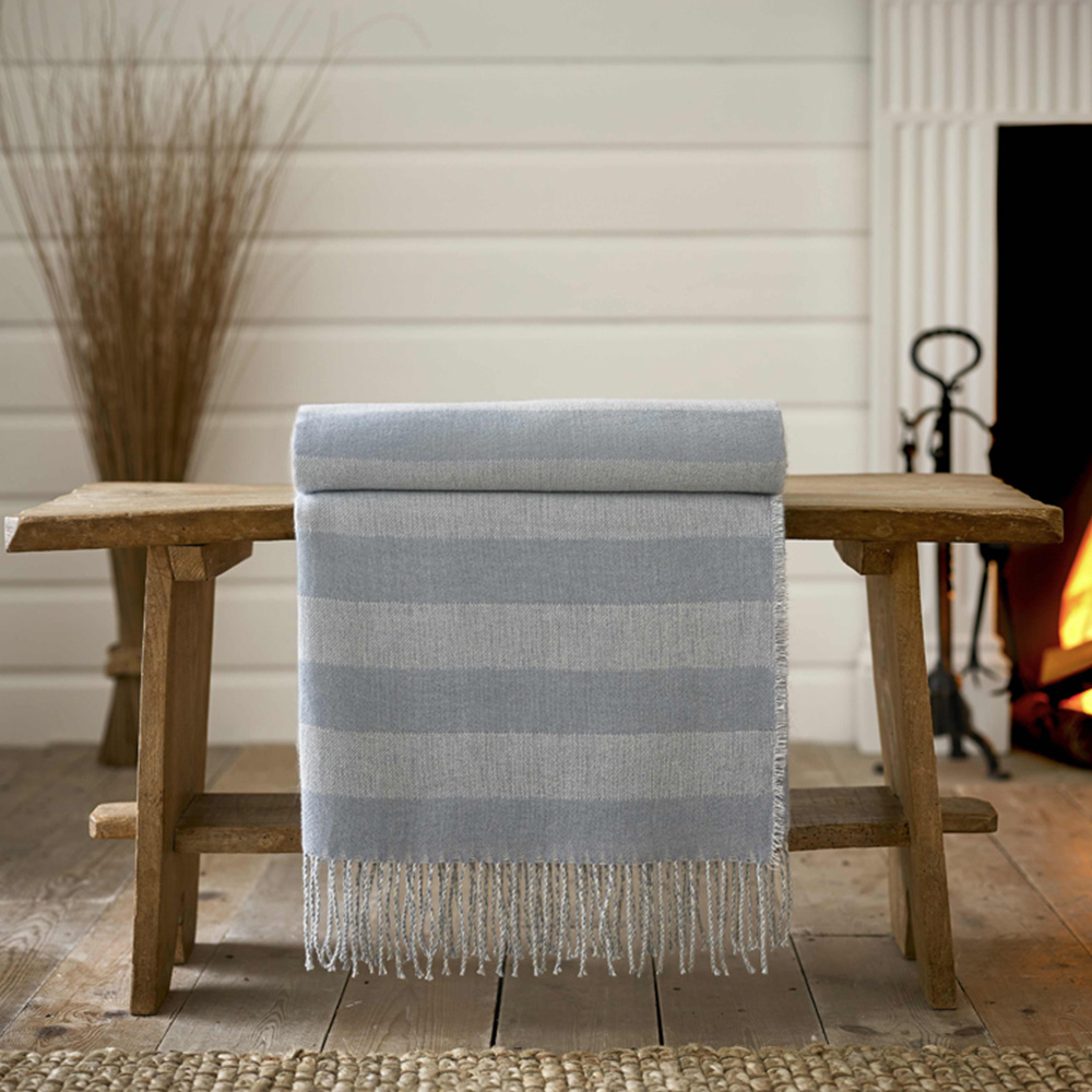 The Lyndon Company Elgin Cream and Blue Plush Fleece Throw 130 x 160cm Image 2