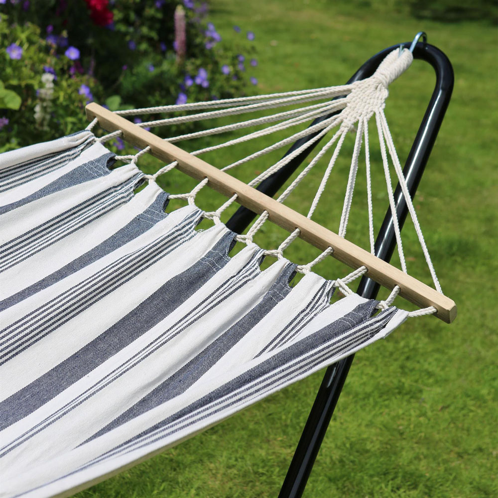 Harbour Housewares Navy Stripe Cotton Garden Hammock with Spreader Bars Image 3